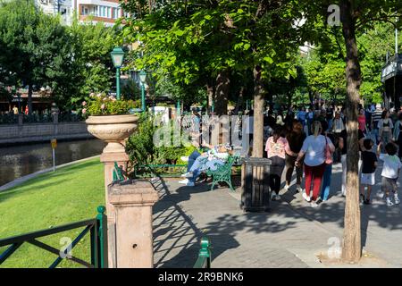 Eskisehir, Türkei- 06-23-2023: Personen, die eine Stadtbesichtigung mit der Gondel auf dem Fluss Porsuk machen. Stockfoto