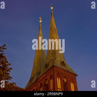 St. Nicholas-Kirche (Nikolaikirche), die älteste Kirche Berlins bei Nacht Stockfoto
