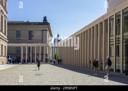 Berlin - 1. Juni 2023: Unbekannte Besucher besuchen das Pergamon-Museum in Berlin Stockfoto