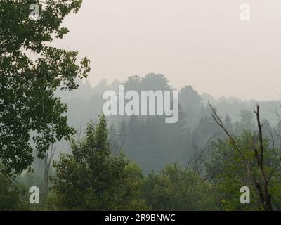 Smog durch Waldbrände in Nord-Quebec. Rawdon, Quebec, Kanada Stockfoto