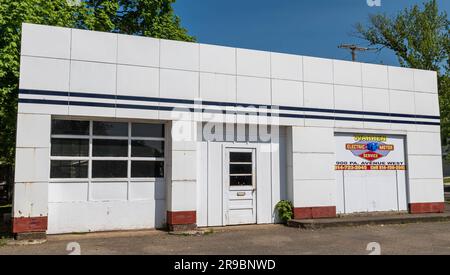 Ein einstöckiges weißes Gebäude mit einer Garage an der Pennsylvania Avenue in Warren, Pennsylvania, USA Stockfoto