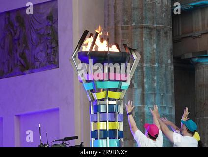 Berlin, Deutschland. 25. Juni 2023. Die Flamme wird während der Abschlusszeremonie der Special Olympics World Games 2023 in Berlin am 25. Juni 2023 gelöscht. Kredit: Liu Yang/Xinhua/Alamy Live News Stockfoto