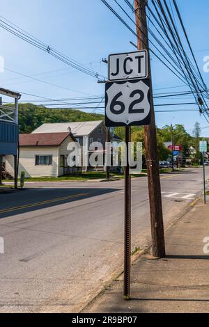 Ein Schild zur Kreuzung mit der State Route 62 auf der Elm Street in Tionesta, Pennsylvania, USA Stockfoto