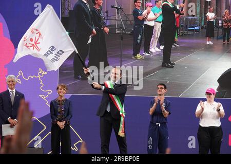 Berlin, Deutschland. 25. Juni 2023. Stefano Lo Russo (C), Bürgermeister von Turin in in Italien, der Gastgeber der Special Olympics World Games 2025, winkt während der Abschlusszeremonie der Special Olympics World Games 2023 in Berlin, Deutschland, am 25. Juni 2023 die Special Olympic Flag. Kredit: Liu Yang/Xinhua/Alamy Live News Stockfoto