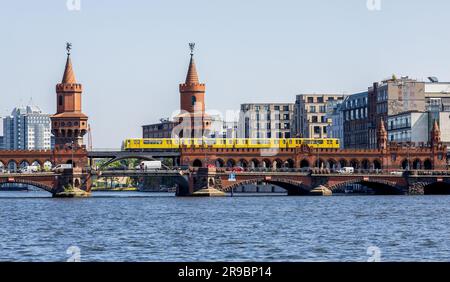 Berlin, Deutschland - 1. Juni 2023: Die Oberbaumbrücke, eine Doppeldeckbrücke über der Spree Stockfoto