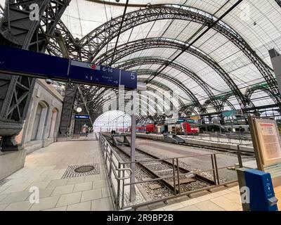 Dresden, Deutschland - 19. Dezember 2021: Der Dresdner Hauptbahnhof ist der größte Passagierbahnhof in der sächsischen Hauptstadt Dresden. Stockfoto