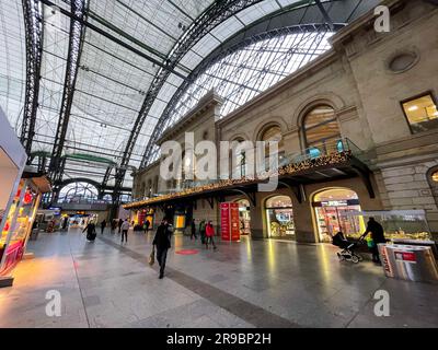 Dresden, Deutschland - 19. Dezember 2021: Der Dresdner Hauptbahnhof ist der größte Passagierbahnhof in der sächsischen Hauptstadt Dresden. Stockfoto