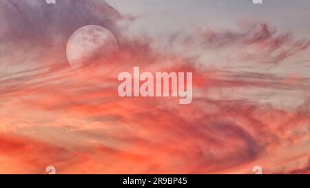 Ein Vollmond erhebt sich in Einem farbenfrohen Sunset Blue, tagsüber in hoher Auflösung Stockfoto