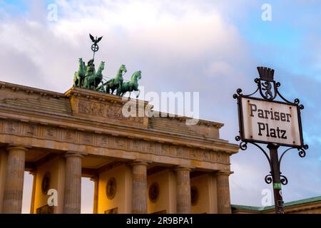 Berlin, Deutschland - 20. Dezember 2021: Pariser Platz als berühmtes Wahrzeichen des Brandenburger Tors oder Brandenburger Tor in Berlin, der deutschen Hauptstadt. Stockfoto