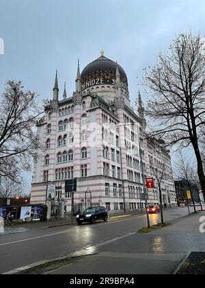 Dresden, Deutschland - 19. DEZEMBER 2021: Yenidze ist ein ehemaliges Zigarettenfabrikgebäude in Dresden, erbaut 1907-1909. Heute wird es als Bürogebäude Nr. genutzt Stockfoto