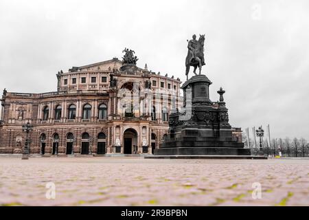 Dresden, Deutschland - 19. Dezember 2021: Reiterstatue von König Johann am Theaterplatz in Dresden, Sachsen Stockfoto