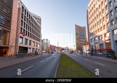 Berlin, Deutschland - 20. DEZ. 2021: U-Bahn-Station Potsdamer Platz in berlin. Stockfoto