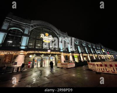 Dresden, Deutschland - 19. Dezember 2021: Der Dresdner Hauptbahnhof ist der größte Passagierbahnhof in der sächsischen Hauptstadt Dresden. Stockfoto