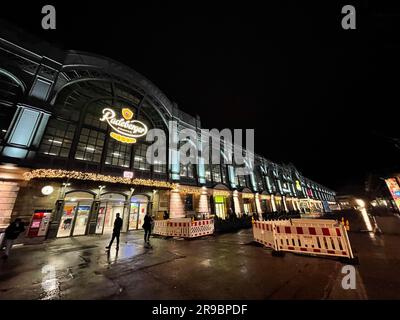 Dresden, Deutschland - 19. Dezember 2021: Der Dresdner Hauptbahnhof ist der größte Passagierbahnhof in der sächsischen Hauptstadt Dresden. Stockfoto