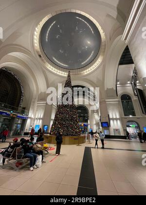 Dresden, Deutschland - 19. Dezember 2021: Der Dresdner Hauptbahnhof ist der größte Passagierbahnhof in der sächsischen Hauptstadt Dresden. Stockfoto