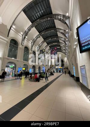 Dresden, Deutschland - 19. Dezember 2021: Der Dresdner Hauptbahnhof ist der größte Passagierbahnhof in der sächsischen Hauptstadt Dresden. Stockfoto