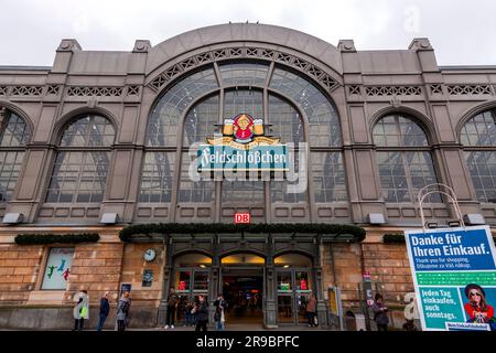 Dresden, Deutschland - 19. Dezember 2021: Der Dresdner Hauptbahnhof ist der größte Passagierbahnhof in der sächsischen Hauptstadt Dresden. Stockfoto