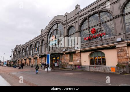 Dresden, Deutschland - 19. Dezember 2021: Der Dresdner Hauptbahnhof ist der größte Passagierbahnhof in der sächsischen Hauptstadt Dresden. Stockfoto