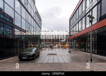 Dresden, Deutschland - 19. Dezember 2021: Der Dresdner Hauptbahnhof ist der größte Passagierbahnhof in der sächsischen Hauptstadt Dresden. Stockfoto