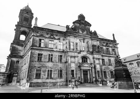 Dresden, Deutschland - 19. Dezember 2021: Außenansicht des Sachsischen Staendehauses am Schlossplatz in der Dresdner Altstadt Stockfoto