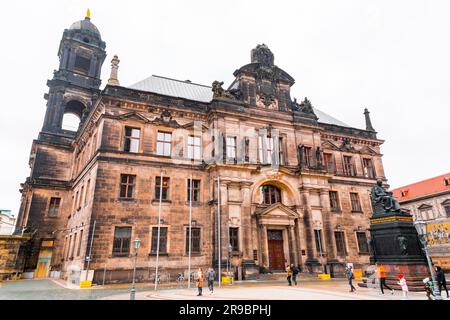 Dresden, Deutschland - 19. Dezember 2021: Außenansicht des Sachsischen Staendehauses am Schlossplatz in der Dresdner Altstadt Stockfoto