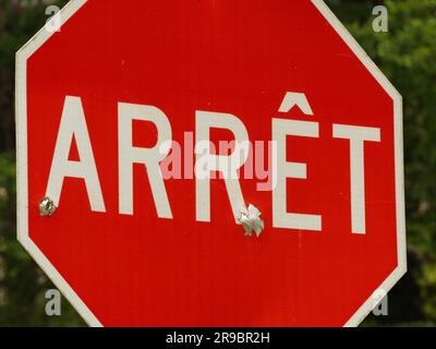 Französisches Stoppschild in Quebec mit Einschussloch. Kanada Stockfoto