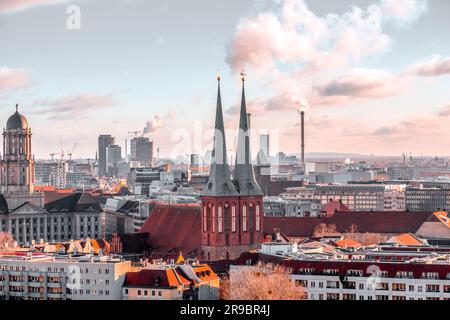 Berlin, Deutschland - 20. DEZ. 2021: Blick aus der Vogelperspektive auf Berlin, die deutsche Hauptstadt, vom Dom des Berliner Doms. Stockfoto