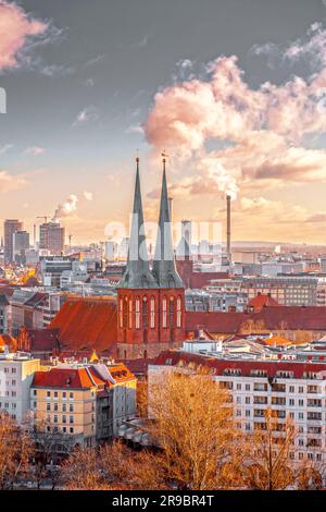 Berlin, Deutschland - 20. DEZ. 2021: Blick aus der Vogelperspektive auf Berlin, die deutsche Hauptstadt, vom Dom des Berliner Doms. Stockfoto