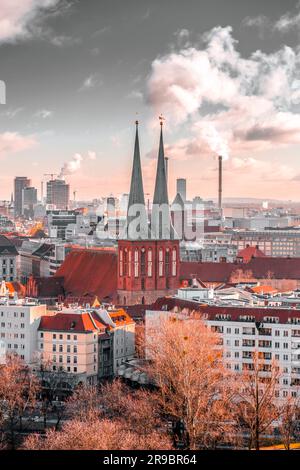 Berlin, Deutschland - 20. DEZ. 2021: Blick aus der Vogelperspektive auf Berlin, die deutsche Hauptstadt, vom Dom des Berliner Doms. Stockfoto