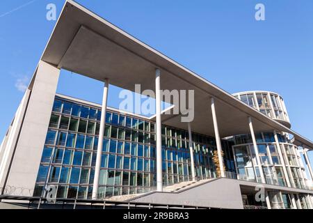 Berlin, Deutschland - 20. DEZ. 2021: MELH ist ein beeindruckendes parlamentsgebäude, das 2003 fertiggestellt wurde. Es verfügt über eine große Treppe zum Spree-Flussufer, Berlin, G. Stockfoto