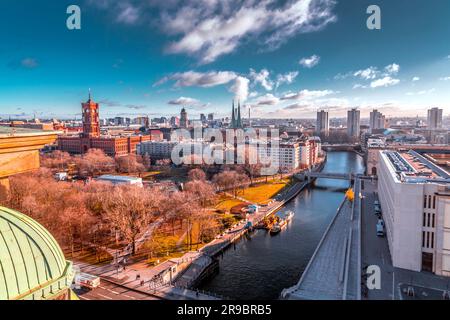 Berlin, Deutschland - 20. DEZ. 2021: Blick aus der Vogelperspektive auf Berlin, die deutsche Hauptstadt, vom Dom des Berliner Doms. Stockfoto