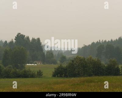 Smog durch Waldbrände in Nord-Quebec. Rawdon, Quebec, Kanada Stockfoto