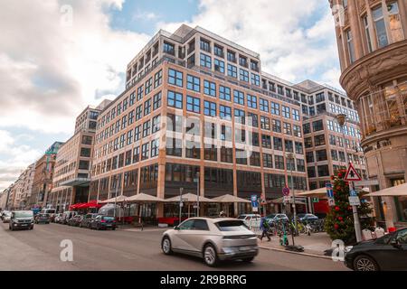 Berlin, Deutschland - 20. Dezember 2021: Straßenblick von Berlin. Wohngebäude und Stadtbild in der deutschen Hauptstadt. Stockfoto