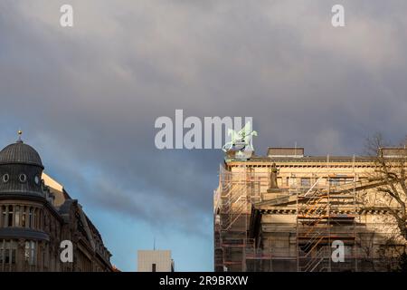 Berlin, Deutschland - 15. Dezember 2021: Straßenblick von Berlin. Wohngebäude und Stadtbild in der deutschen Hauptstadt. Stockfoto