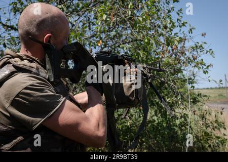 Ukraine. 20. Juni 2023. Ein Soldat, der ein PK-Maschinengewehr in der Hand hielt, im neu befreiten Dorf Neskuchne. Zu Beginn der lang erwarteten ukrainischen Gegenoffensive stehen die ukrainischen Streitkräfte starkem Widerstand seitens der russischen Soldaten gegenüber. Obwohl sie mehrere Dörfer wie Neskuchne, Storozheve und Blahodatne im Südosten Donezks befreit haben, ist die Gegenoffensive nach wie vor langsam. (Foto: Ashley Chan/SOPA Images/Sipa USA) Guthaben: SIPA USA/Alamy Live News Stockfoto