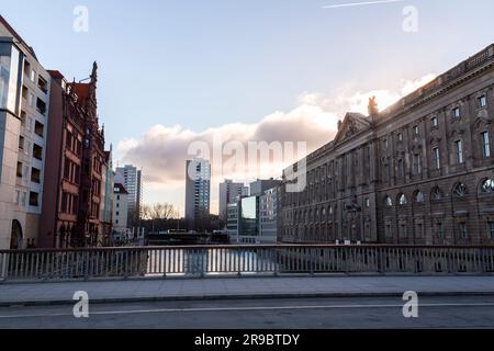 Berlin, Deutschland - 20. Dezember 2021: Straßenblick von Berlin. Gebäude und Stadtbild an der Spree. Stockfoto