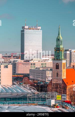 Berlin, Deutschland - 20. DEZ. 2021: Blick aus der Vogelperspektive auf Berlin, die deutsche Hauptstadt, vom Dom des Berliner Doms. Stockfoto