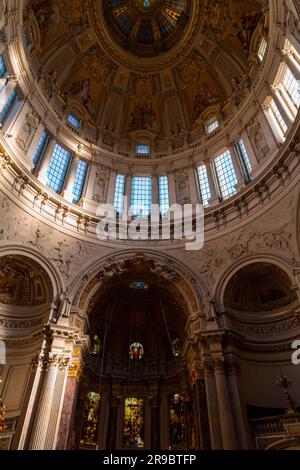 Berlin, Deutschland - 20. Dezember 2021: Innenansicht des Berliner Doms oder des Berliner Doms entlang der Spree auf der Museumsinsel Berlin. Stockfoto