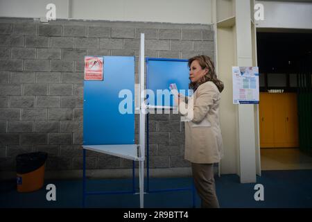 Guatemala-Stadt, Guatemala. 25. Juni 2023. Präsidentschaftskandidat für die National Unity of Hope (UNE)-Partei Sandra Torres stimmt am 25. Juni 2023 in Guatemala-Stadt, Guatemala, ab. Die Wahllokale in Guatemala wurden am Sonntag für die Parlamentswahlen eröffnet, um den nächsten Präsidenten, Kongressmitglieder, Bürgermeister und Vertreter des Zentralamerikanischen Parlaments zu wählen. Kredit: Ulises Rodr¨ªguez/Xinhua/Alamy Live News Stockfoto