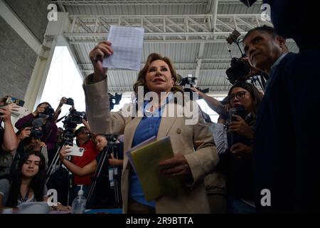 Guatemala-Stadt, Guatemala. 25. Juni 2023. Präsidentschaftskandidat für die National Unity of Hope (UNE)-Partei Sandra Torres stimmt am 25. Juni 2023 in Guatemala-Stadt, Guatemala, ab. Die Wahllokale in Guatemala wurden am Sonntag für die Parlamentswahlen eröffnet, um den nächsten Präsidenten, Kongressmitglieder, Bürgermeister und Vertreter des Zentralamerikanischen Parlaments zu wählen. Kredit: Ulises Rodr¨ªguez/Xinhua/Alamy Live News Stockfoto