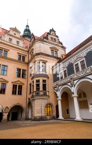Dresden, Deutschland - 19. DEZEMBER 2021: Der Stallhof ist Teil des Wohnpalastes und dient als Veranstaltungsort für große Reitturniere. 1586 erbaut Stockfoto