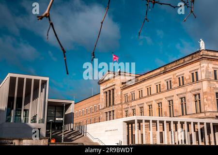 Berlin, Deutschland - 20. DEZEMBER 2021: Das Neue Museum ist ein denkmalgeschütztes Gebäude auf der Museumsinsel im historischen Zentrum von Berlin. Stockfoto