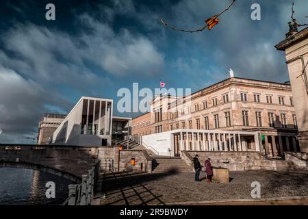 Berlin, Deutschland - 20. DEZEMBER 2021: Das Neue Museum ist ein denkmalgeschütztes Gebäude auf der Museumsinsel im historischen Zentrum von Berlin. Stockfoto