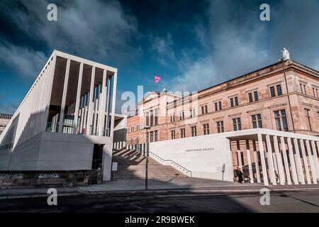 Berlin, Deutschland - 20. DEZEMBER 2021: Das Neue Museum ist ein denkmalgeschütztes Gebäude auf der Museumsinsel im historischen Zentrum von Berlin. Stockfoto