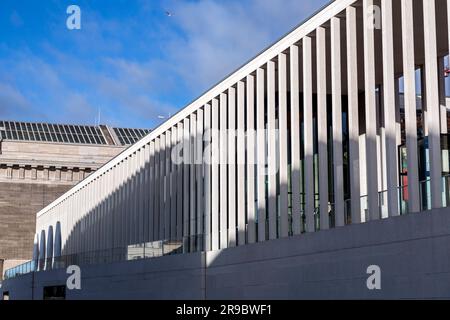 Berlin, Deutschland - 20. DEZ. 2021: Das Pergamon-Museum ist ein denkmalgeschütztes Gebäude auf der Museumsinsel im historischen Zentrum von Berlin. Stockfoto