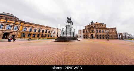 Dresden, Deutschland - 19. Dezember 2021: Theaterplatz, Theaterplatz mit historischen Semperoper- und Residenzschloss-Gebäuden und König Johanns Reitsport Stockfoto