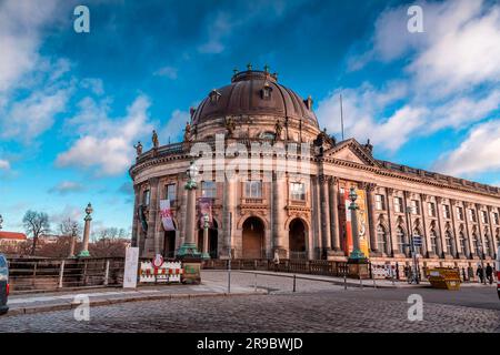 Berlin, Deutschland - 20. Dezember 2021: Außenansicht des Bode Museums auf der Museumsinsel, entlang der Spree in Berlin, der deutschen Hauptstadt. Stockfoto