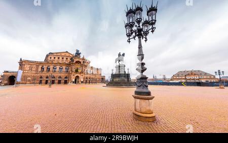 Dresden, Deutschland - 19. Dezember 2021: Historisches Semperoper-Gebäude, Staatsoper in der Dresdner Altstadt, Sachsen. Stockfoto