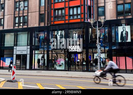 Berlin, GER - 20. DEZ. 2021: Karl-Lagerfeld-Ladenfront an der Friedrichstraße in Berlin. Stockfoto