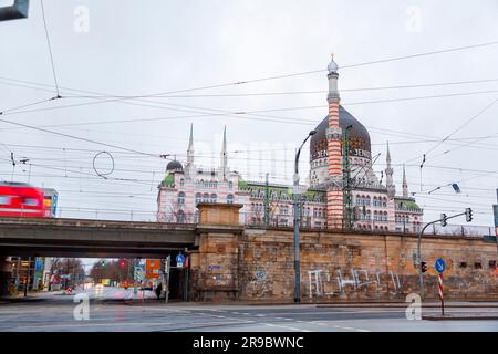 Dresden, Deutschland - 19. DEZEMBER 2021: Yenidze ist ein ehemaliges Zigarettenfabrikgebäude in Dresden, erbaut 1907-1909. Heute wird es als Bürogebäude Nr. genutzt Stockfoto